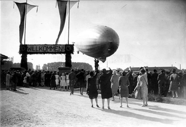 Das Ende der Weltumsegelung: Am 4. Sep...kehrenden Zeppelin in Friedrichshafen.  | Foto: Archiv der Luftschiffbau Zeppelin GmbH, Friedrichshafen