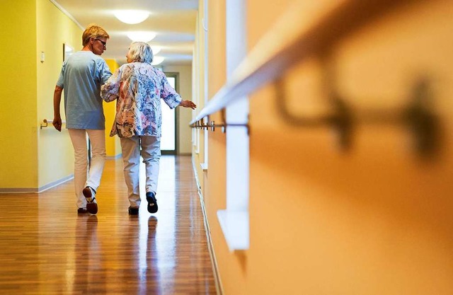 Gute Pflege im Pflegeheim kostet gutes Geld.  | Foto: Christoph Schmidt (dpa)