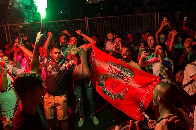 Fans von Liverpool feiern nach dem Sieg im Besiktas Park Stadium in Istanbul.  | Foto: YASIN AKGUL (AFP)