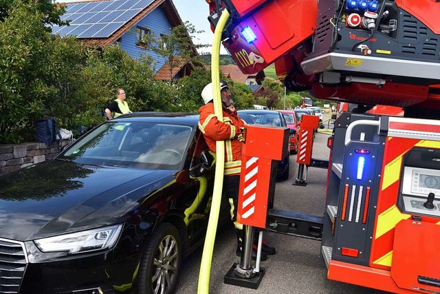 Beim Wohnhausplatz in Haltingen hatte die Feuerwehr kaum genug Platz  | Foto: Martin Eckert