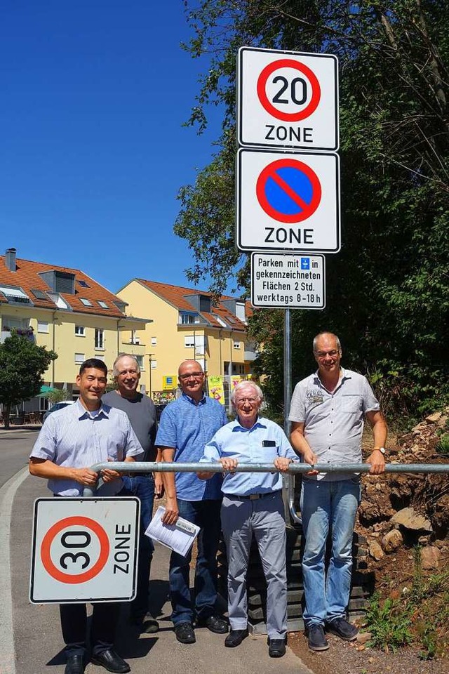 Das 30er-Schild musste dem Tempo-20-Sc...ter der Abteilung Tiefbau; von links).  | Foto: Gemeinde Denzlingen