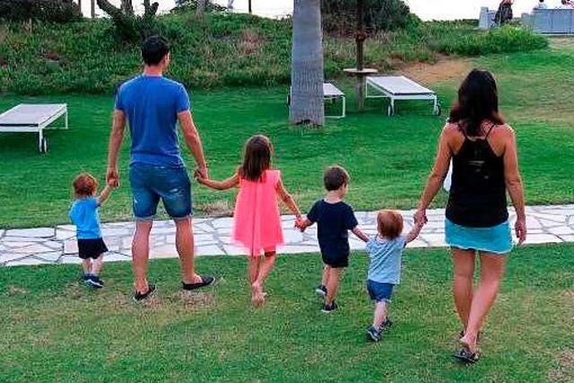 Familie Hfler im Urlaub: Rian (1), Ni...ina (5), Lias (3), Jona (1) und Caro.   | Foto: Chico Hfler