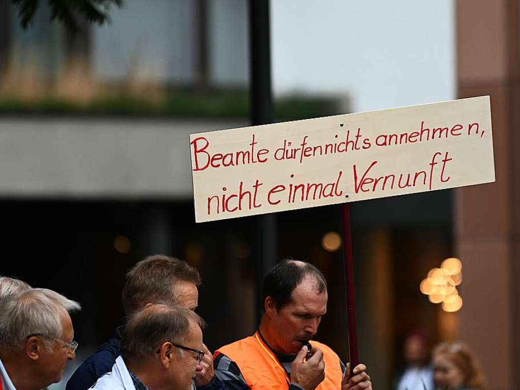 Demonstration vor dem Landratsamt in Lrrach