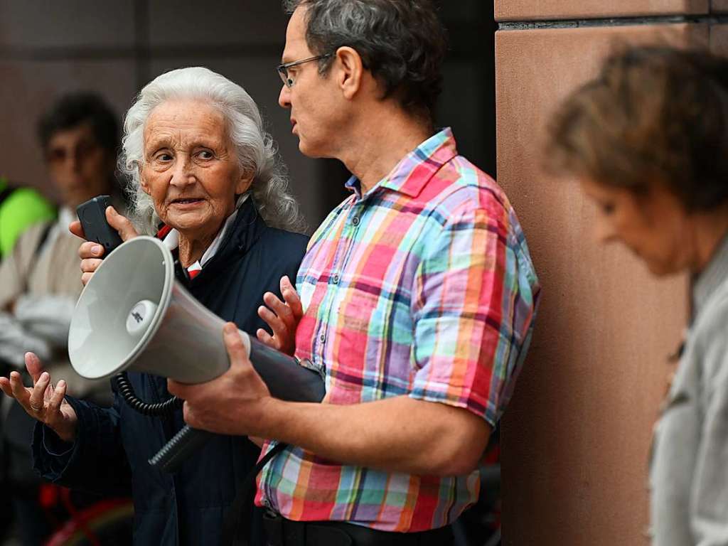 Demonstration vor dem Landratsamt in Lrrach