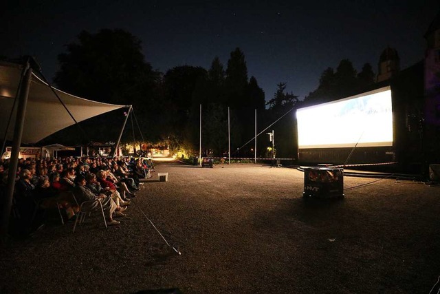 Das Kino unter freiem Himmel im Schlos...uss an die frische Luft&quot; gesehen.  | Foto: Christoph Reichmann