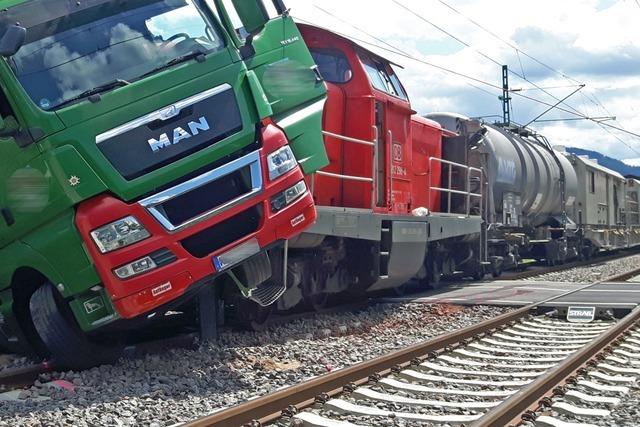 Schwarzwaldbahn nach Zusammensto von Lkw und Gterzug in Gutach eingleisig wieder frei