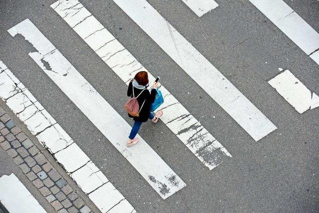 Autofahrer touchiert Fugngerin auf Zebrastreifen in Lrrach