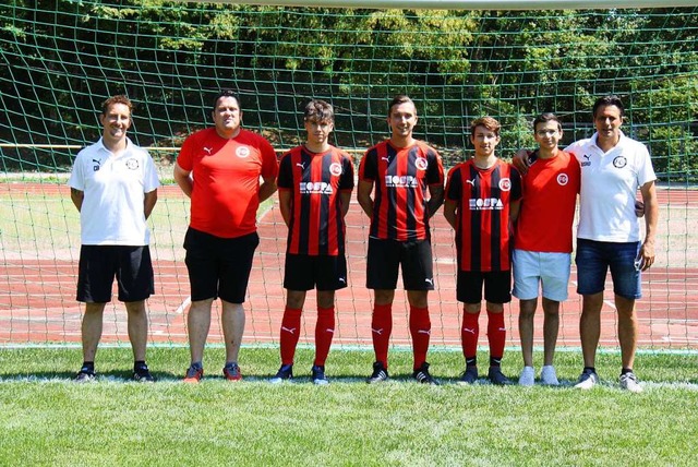 Die  Neuzugnge des FC 08  mit Trainer...ssio Lecca und Trainer Rusmir Omeragic  | Foto: Hrvoje Miloslavic