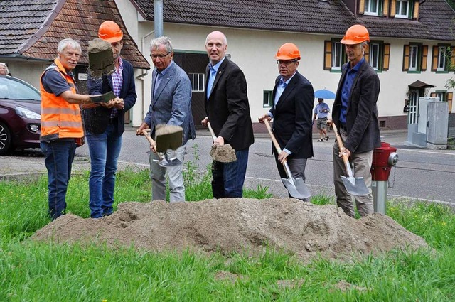 Im Beisein von Vertretern des Regierun...nstich den Startschuss der Bauarbeiten  | Foto: Rainer Ruther