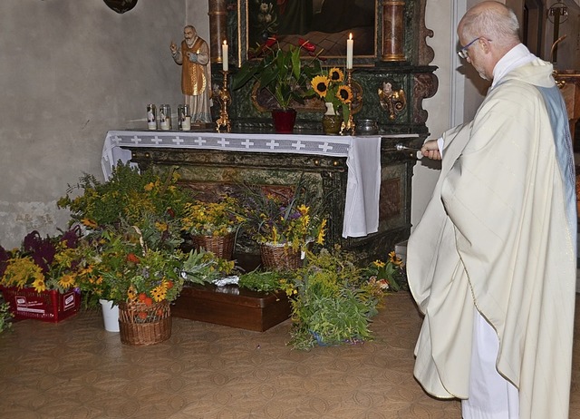 Pfarrer Gerhard Ritter segnet die Kruter.   | Foto: Roland Vitt