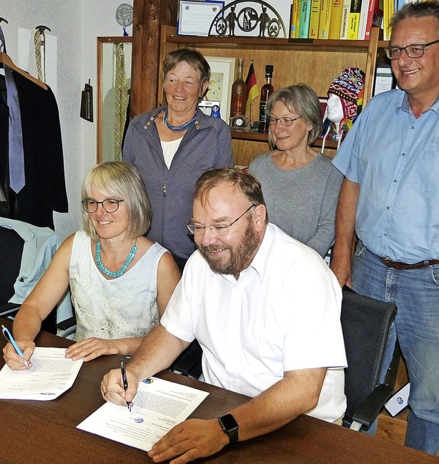 Unterzeichnung Fair Trade Town Teningen  | Foto: Aribert Rssel
