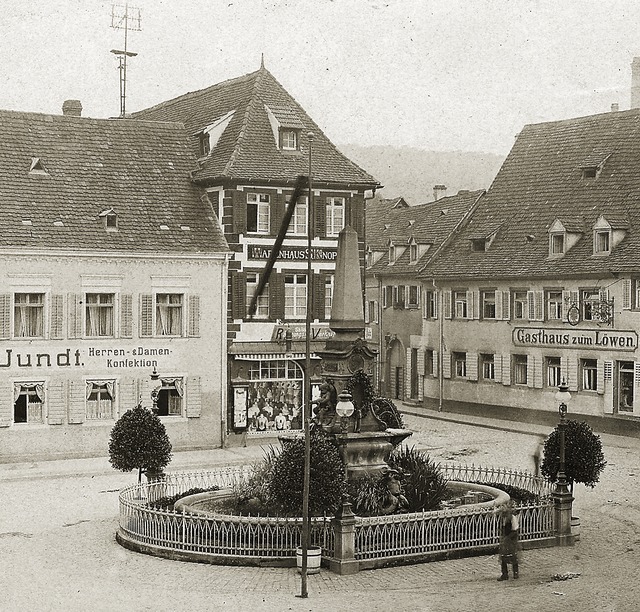 Einst prominent auf dem Marktplatz, he...riegerdenkmal wird erneut diskutiert.   | Foto: Quelle: Stadtarchiv Emmendingen