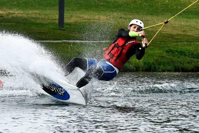 Auf Wasserskiern und Wakeboards ber den Tunisee in Hochdorf