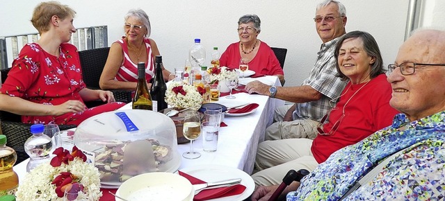 Die Gste beim Dinner in Rot und Wei ... auf der Terrasse des Rotkreuzhauses.   | Foto: DRK-KV Mllheim