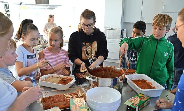 Das Team Lasagne ist hochkonzentriert ...talienische Klassiker auch schmecken.   | Foto: Horatio Gollin