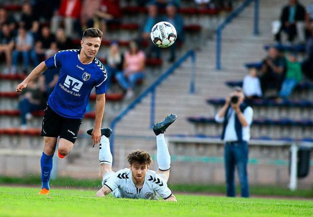 Dennis Huermann (SC Lahr, links) und...eines Fotografen im Mai dieses Jahres.  | Foto: Peter Aukthun-Goermer