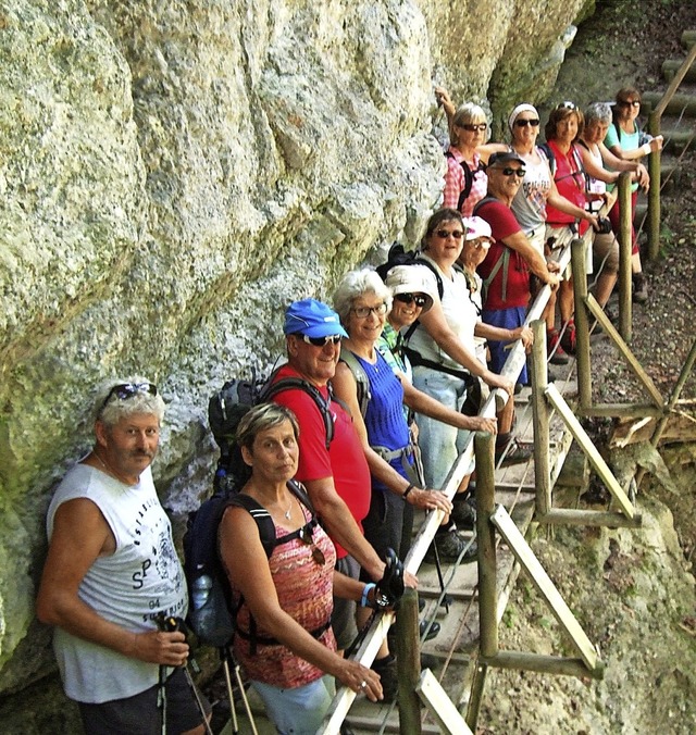 Vom Gipfel des Hochhderich stieg die ...orf hinunter in die Engenlochschlucht.  | Foto: Friedbert Zapf