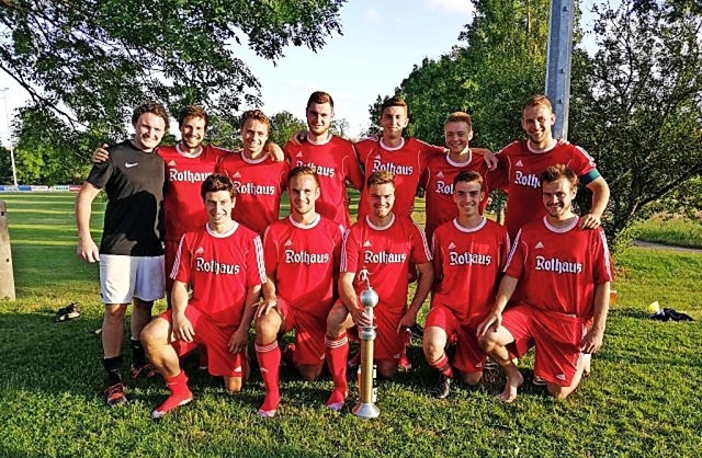 Die Mannschaft des SV Grafenhausen (Bi... sich den 28 Kilogramm schweren Pokal.  | Foto: Stefan Kech