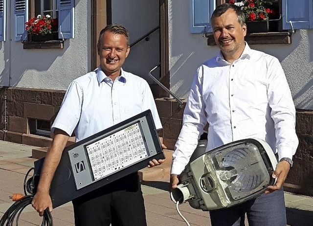 Brgermeister Pascal Weber (links) mit...iel Kalt mit dem alten Leuchtenmodell.  | Foto: GEmeinde Ringsheim