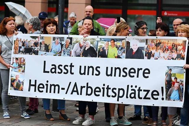 Fast 200 Menschen demonstrieren vor dem Landratsamt in Lörrach