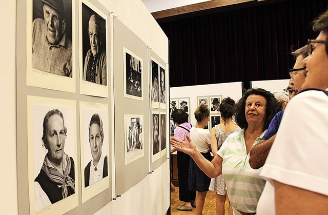 Dichte Menschengruppen im Gesprch vor... Fotografien  whrend der Ausstellung   | Foto: Erich Krieger