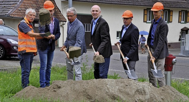Im Beisein von Vertretern des Regierun...nstich den Startschuss der Bauarbeiten  | Foto: Rainer Ruther