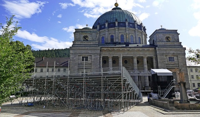 Die Tribne steht fr die beiden Konze...n Freitag und am Samstag vor dem Dom.   | Foto: Claudia Renk