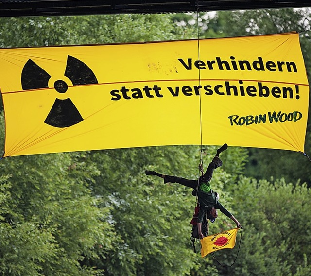 Immer wieder Protest: Atomkraftgegner ...17 hoch ber dem Neckar in Bad Wimpfen  | Foto: Christoph Schmidt
