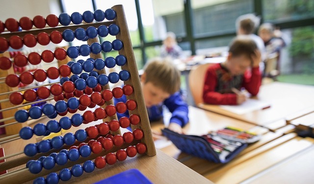 Die Verstrkung der Fcher Mathe und D...sachen fr das Abrutschen zu beheben.   | Foto: Frank Rumpenhorst (dpa)