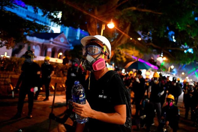 Ein Aktivist trgt eine Gasmaske bei einem Protest am 11. August in Hongkong.  | Foto: MANAN VATSYAYANA (AFP)