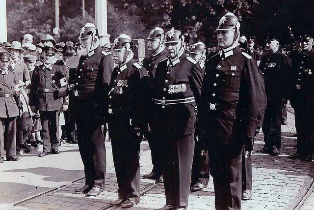 Stillgestanden: Appell des Stabes  am Karlsplatz 1926 zur 75-Jahr-Feier.  | Foto: Feuerwehr Freiburg