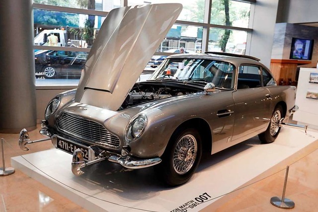 Der Innenraum des James Bond 1965 Aston Martin DB5 ist zu sehen.  | Foto: Richard Drew (dpa)