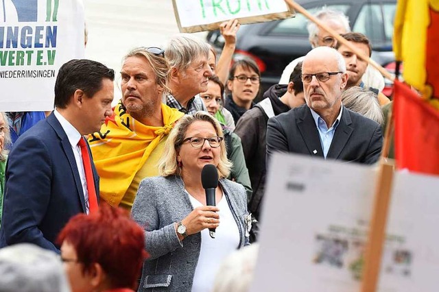 Svenja Schulze (mit Mikrofon) mit Klimaschtzern.  | Foto: Rita Eggstein