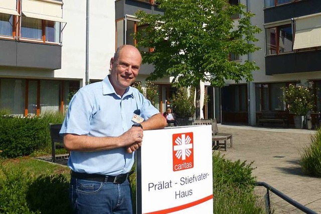 Detlef Bohe vor dem Prlat-Stiefvater-Haus in Ehrenkirchen  | Foto: Andrea Gallien