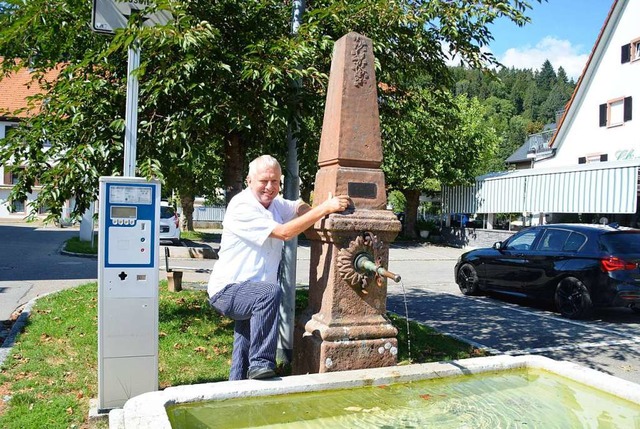 Wirt Hans Glggler betrachtet den Vieh...e sich ein Bad im Brunnentrog anfhlt.  | Foto: Edgar Steinfelder