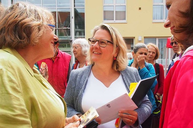 Bundesumweltministerin Svenja Schulze ...rch mit den Brgerinnen und Brgern.   | Foto: Markus Donner