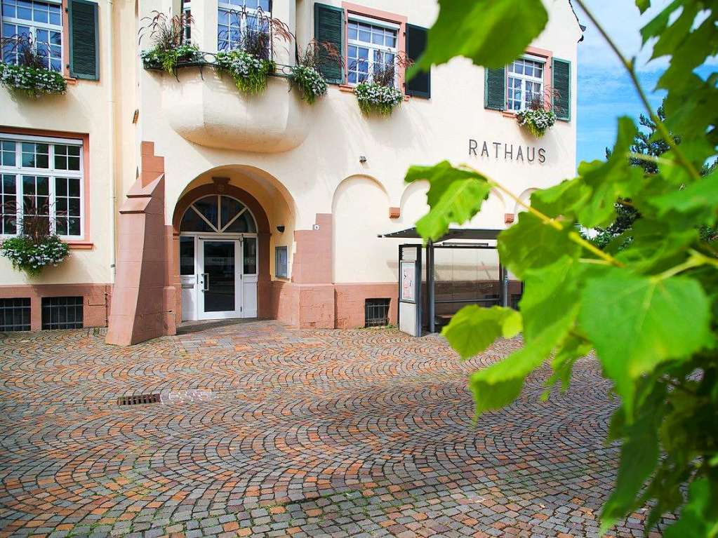 Zu sehen ist das Rathaus in Binzen an einem sonnigen Vormittag.