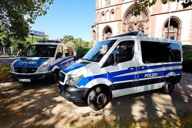 Polizei geht mit Kamerawagen und Drohne gegen Drogenhndler vor und erteilt Platzverweise