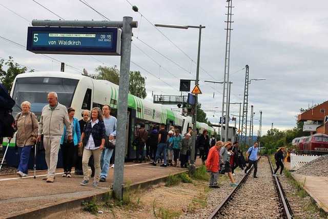 Umsteigebahnhof Denzlingen: Die Fahrg...gst, dass der SEV-Bus schon  wegfhrt.  | Foto: Bernd Fackler