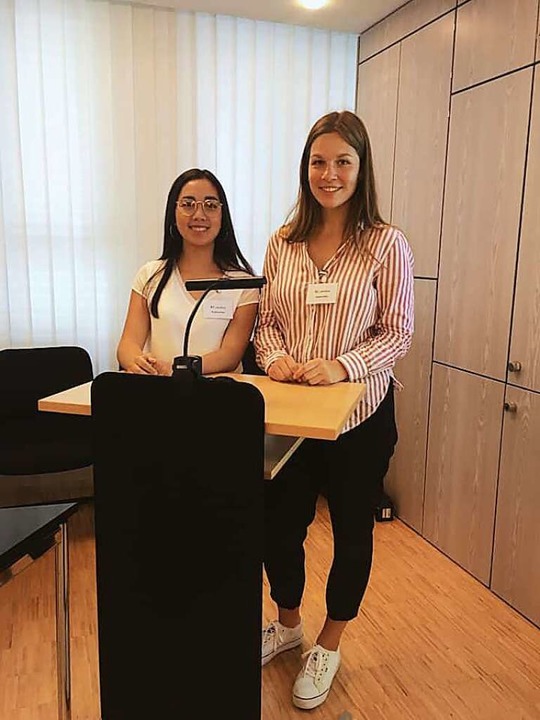(v.l.) Kimberly und Angelina mit dem T...-wie verhalte ich mich richtig?&#8220;  | Foto: Vanessa