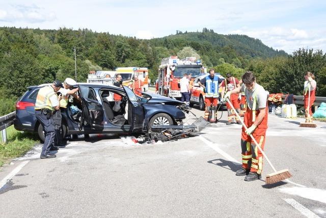 Limousine rast in Kleintransporter – drei Schwerverletzte bei Unfall bei Maulburg