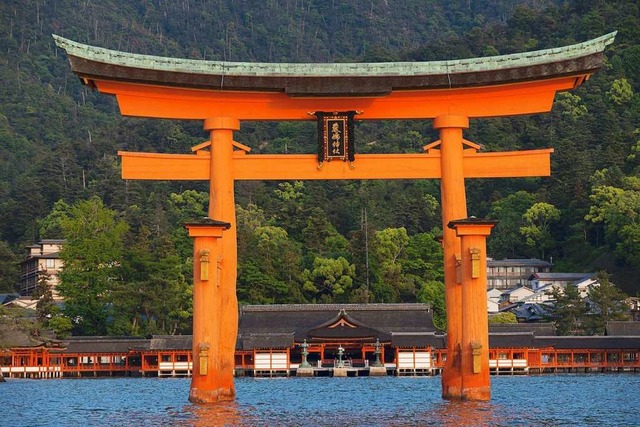 &#8222;Torii am Itsukushima Schrein&#8...e Kultur in die Trompeterstadt bringt.  | Foto: Fujitsuka Mitsumasa
