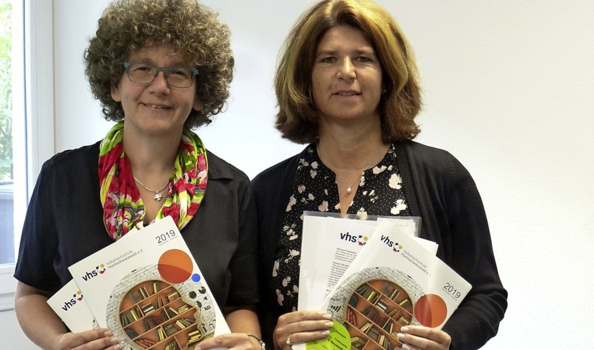 Karin Hausmann (links) und Claudia Reichmann werben für das neue VHS-Programm   | Foto: Annemarie Zwick