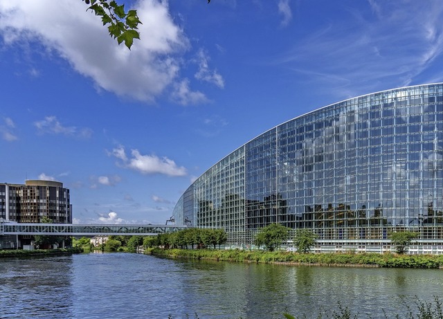 Die Auenhaut des Europa-Parlaments ist aus Glas &#8211; Symbol fr Transparenz   | Foto: teli