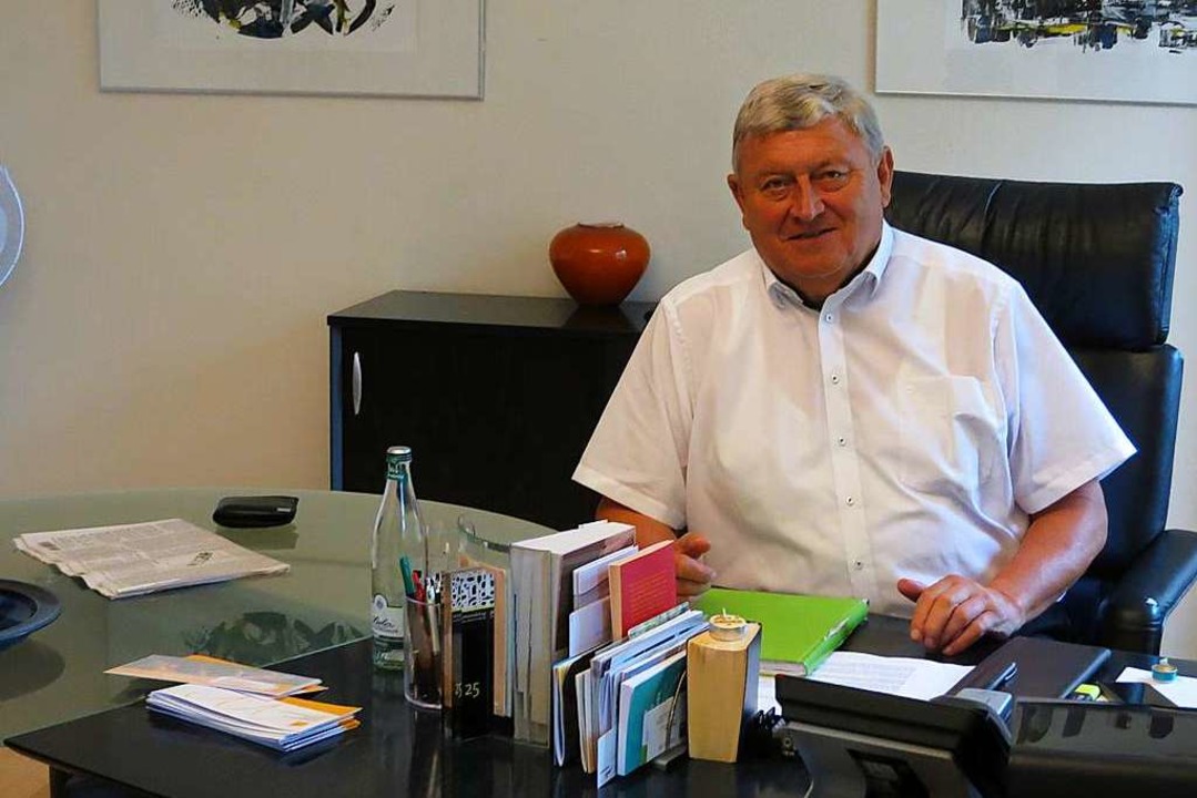 Seit 30 Jahren auf dem Chefsessel im Schliengener Rathaus: Werner Bundschuh  | Foto: Michael Behrendt