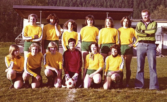 Das erste Fuball-Damenteam des FC Wol...hler, Lydia Gies und Karin Satzinger.   | Foto:  FC-Damen