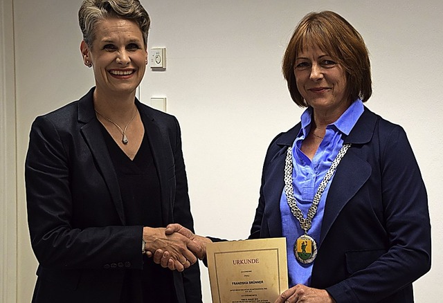 Sabine Steinebrunner (rechts) bei der ...ger Ortsvorsteherin Franziska Brnner.  | Foto: Ulrike Jger