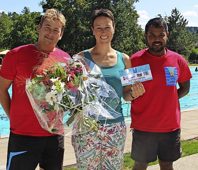 Steffi Lais (Mitte) freute sich riesig...ter Mathias Wst, rechts Roney Hasan.   | Foto: Monika Weber