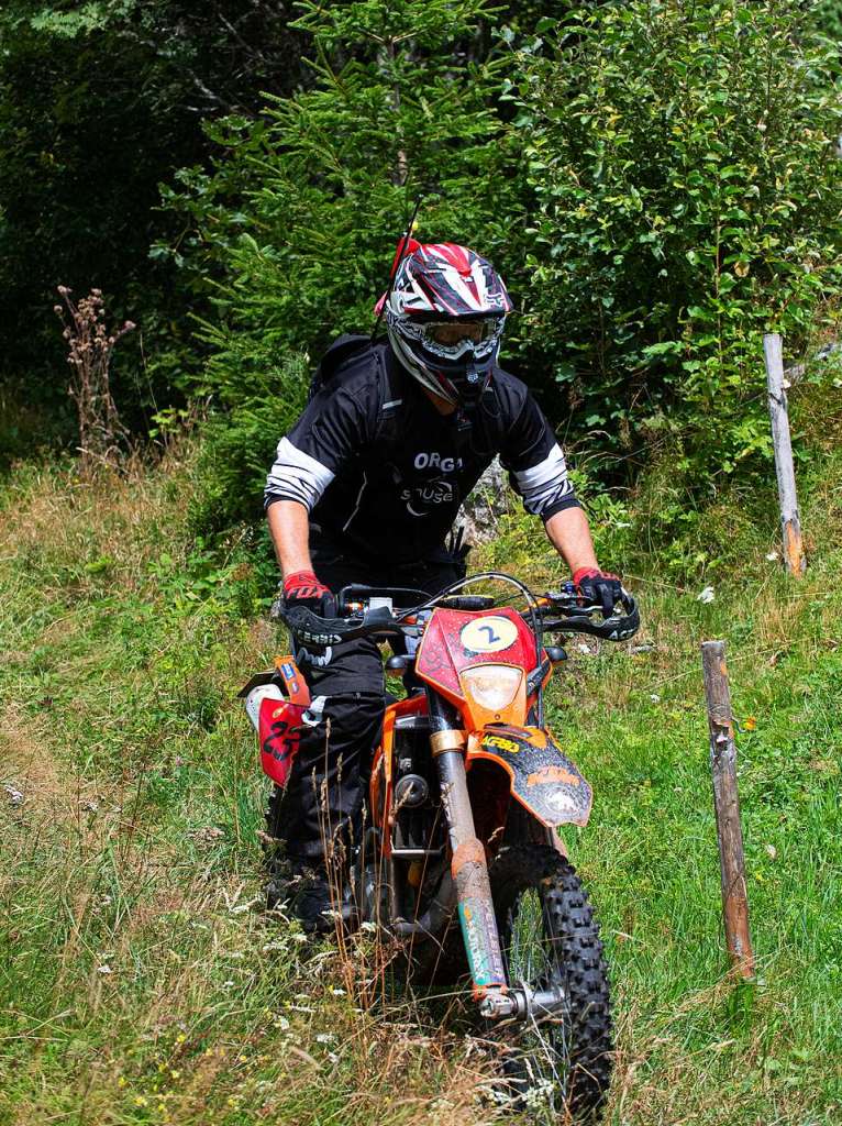 Das Motorrad  kommt vom Trail in Balzhausen.