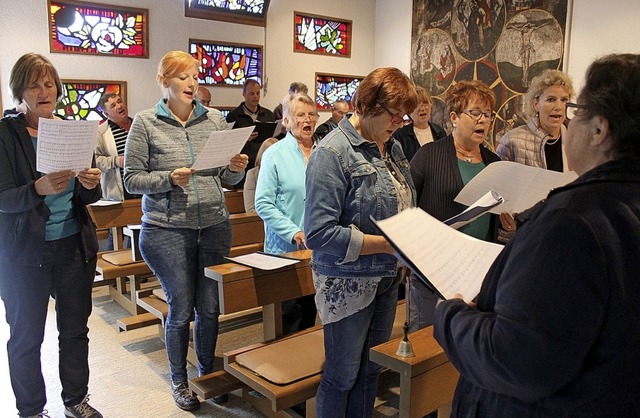 Die Snger des Chrles mit Dirigentin ...immen zum Lobpreis des Kirchenpatrons.  | Foto: Cornelia Liebwein